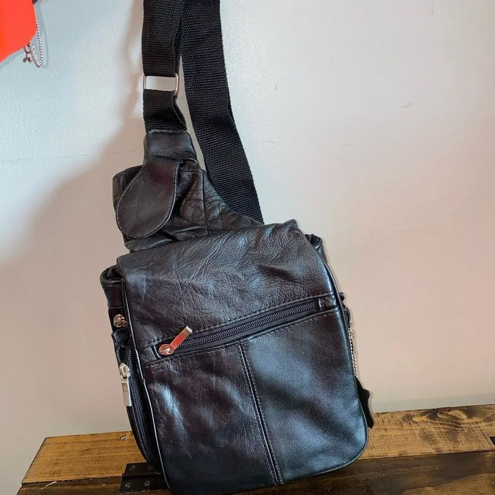 Covington Black Leather Messenger Bag NEW